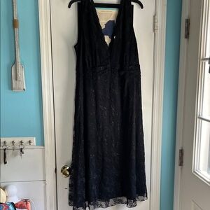 Chic Black Lace Midi Dress